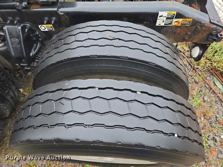 image for item DU2543 2013 Peterbilt 386 semi truck