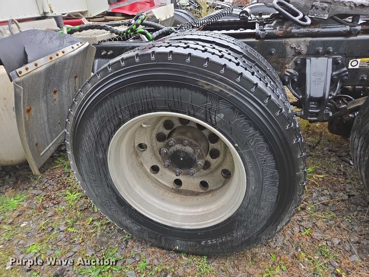 image for item DU2543 2013 Peterbilt 386 semi truck