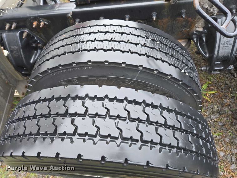 image for item DU2543 2013 Peterbilt 386 semi truck