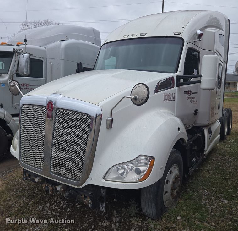 image for item DU2545 2014 Kenworth T680 semi truck