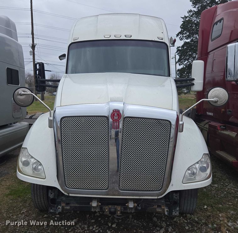 image for item DU2545 2014 Kenworth T680 semi truck