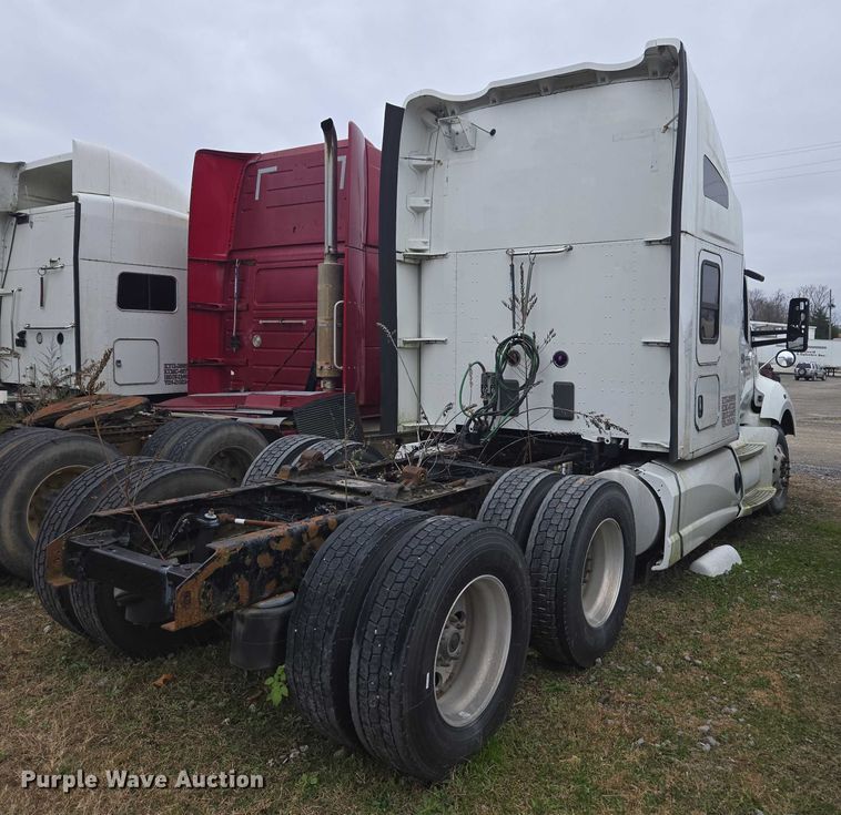 image for item DU2545 2014 Kenworth T680 semi truck
