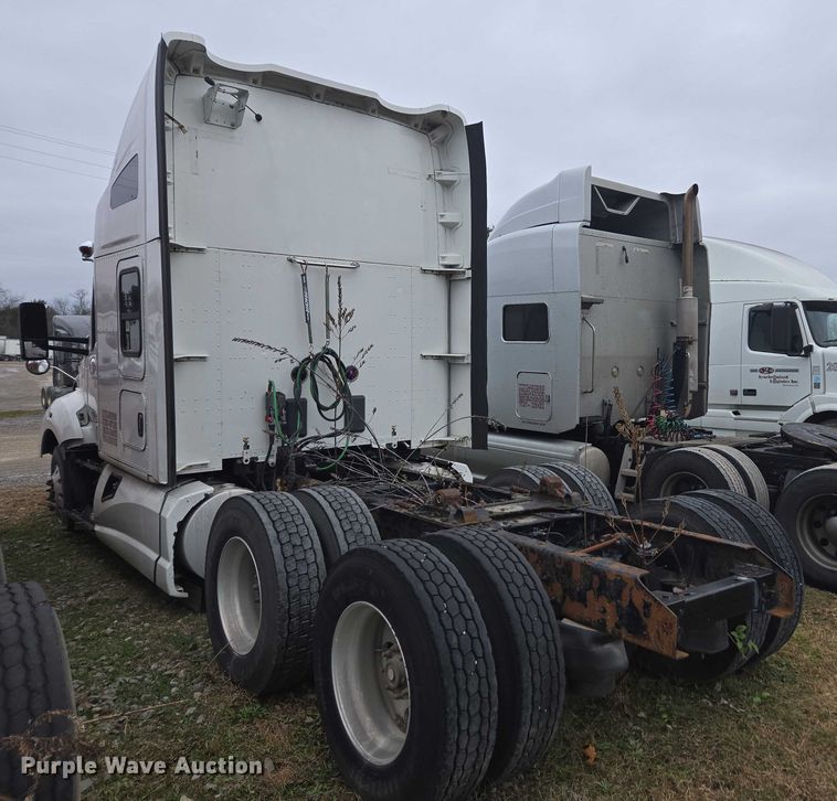image for item DU2545 2014 Kenworth T680 semi truck