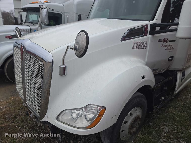 image for item DU2545 2014 Kenworth T680 semi truck