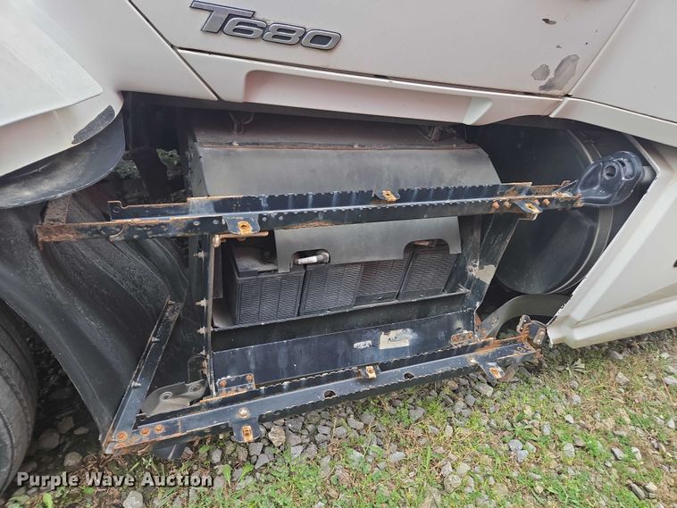 image for item DU2545 2014 Kenworth T680 semi truck