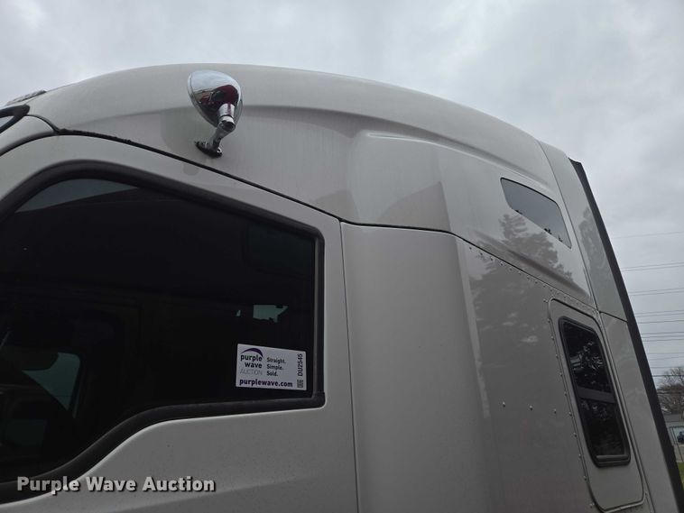 image for item DU2545 2014 Kenworth T680 semi truck