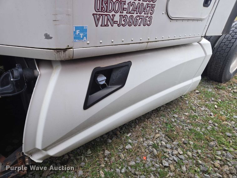 image for item DU2545 2014 Kenworth T680 semi truck