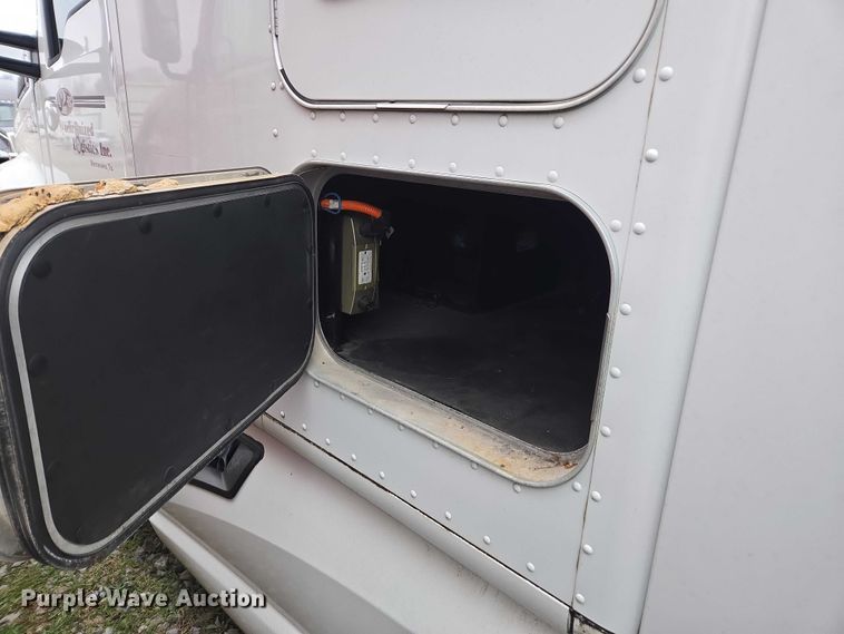 image for item DU2545 2014 Kenworth T680 semi truck