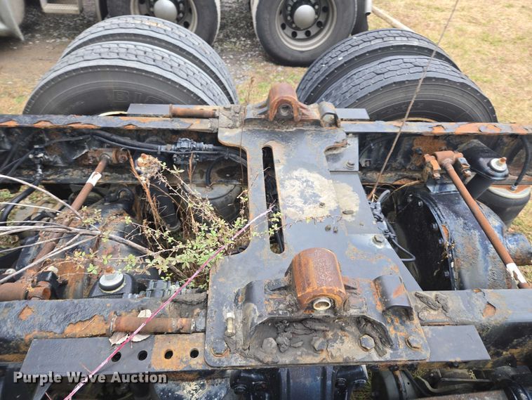 image for item DU2545 2014 Kenworth T680 semi truck