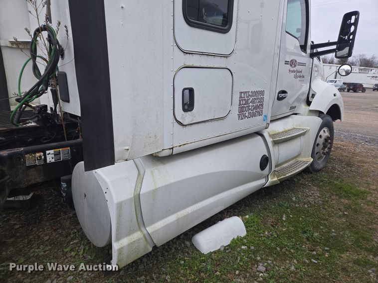 image for item DU2545 2014 Kenworth T680 semi truck
