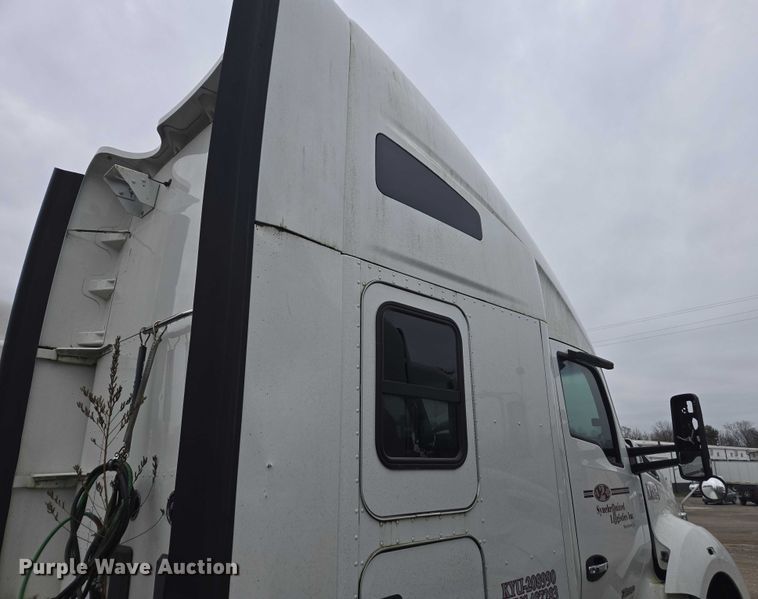 image for item DU2545 2014 Kenworth T680 semi truck