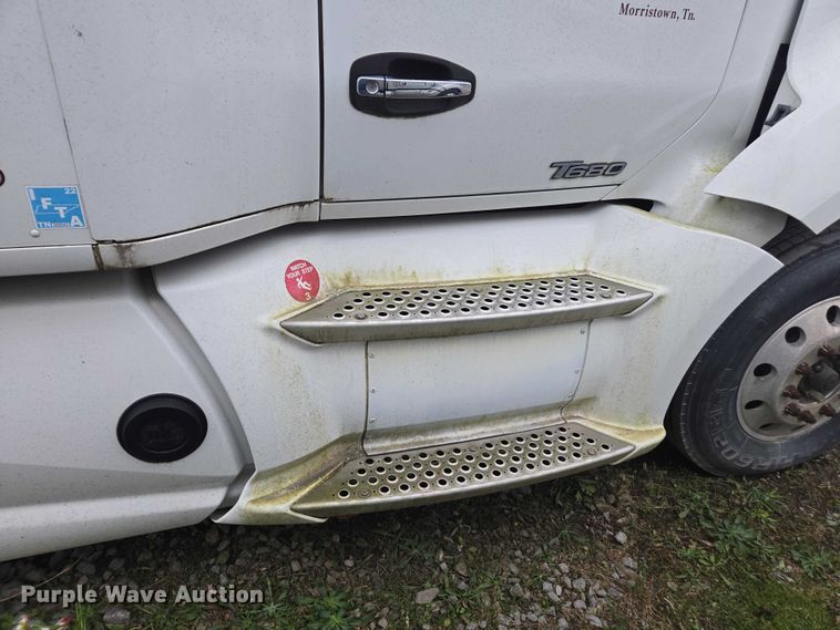 image for item DU2545 2014 Kenworth T680 semi truck