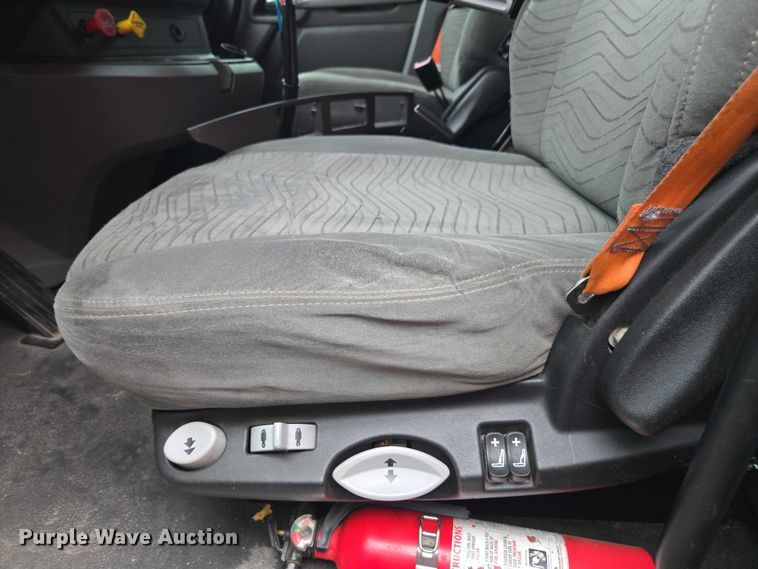 image for item DU2545 2014 Kenworth T680 semi truck