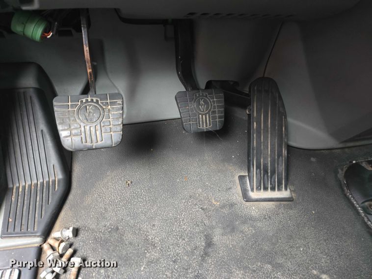 image for item DU2545 2014 Kenworth T680 semi truck