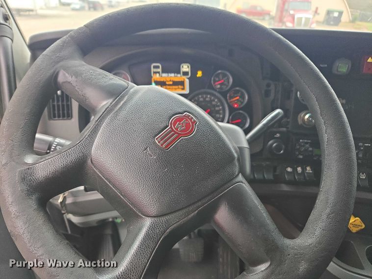 image for item DU2545 2014 Kenworth T680 semi truck