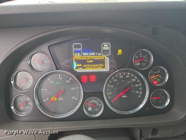 image for item DU2545 2014 Kenworth T680 semi truck