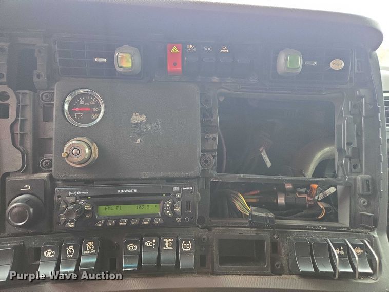 image for item DU2545 2014 Kenworth T680 semi truck