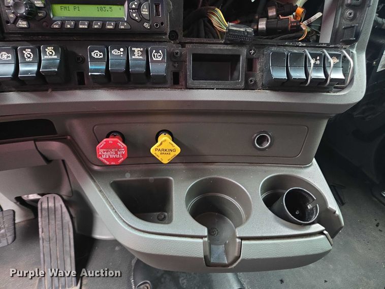 image for item DU2545 2014 Kenworth T680 semi truck