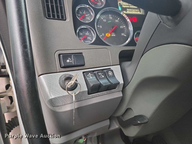 image for item DU2545 2014 Kenworth T680 semi truck