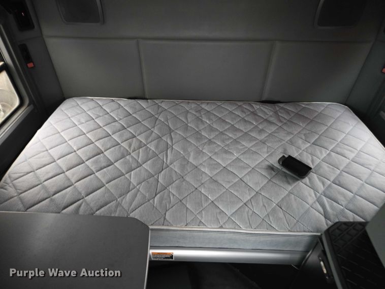 image for item DU2545 2014 Kenworth T680 semi truck