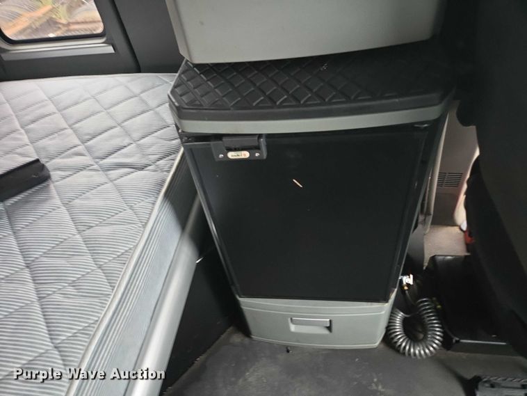 image for item DU2545 2014 Kenworth T680 semi truck