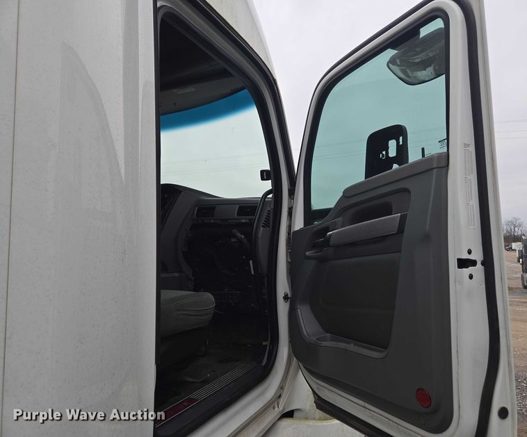 image for item DU2545 2014 Kenworth T680 semi truck