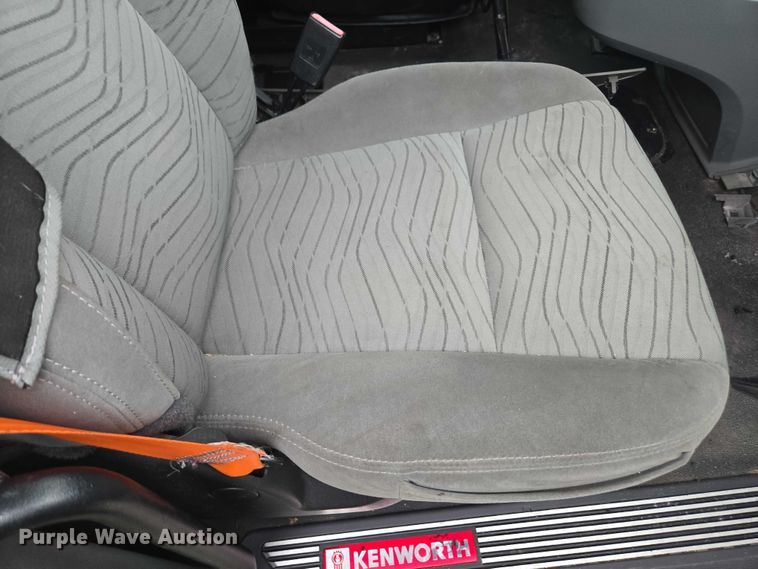 image for item DU2545 2014 Kenworth T680 semi truck