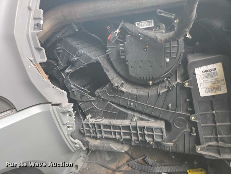 image for item DU2545 2014 Kenworth T680 semi truck