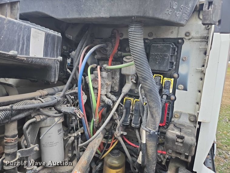 image for item DU2545 2014 Kenworth T680 semi truck