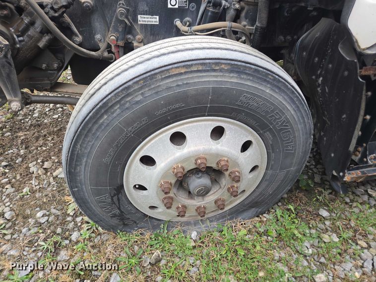 image for item DU2545 2014 Kenworth T680 semi truck