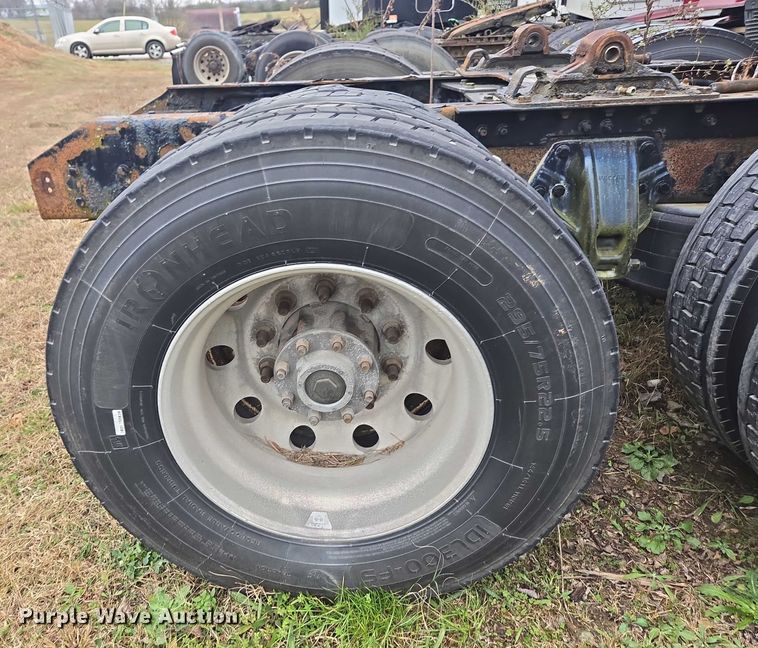 image for item DU2545 2014 Kenworth T680 semi truck