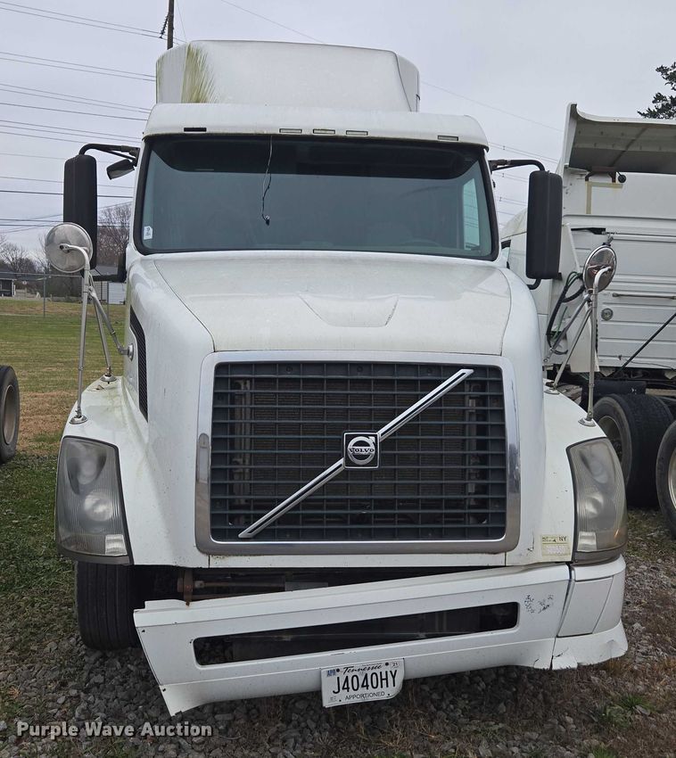 image for item DU2546 2012 Volvo VNL semi truck