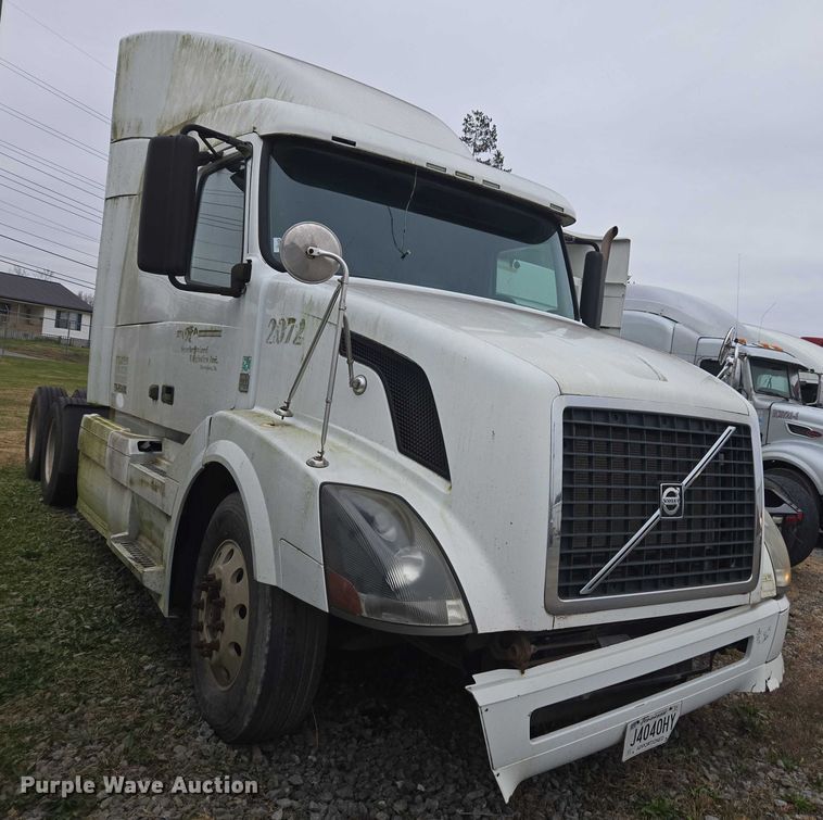 image for item DU2546 2012 Volvo VNL semi truck