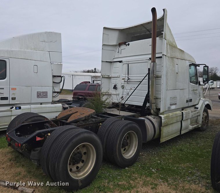 image for item DU2546 2012 Volvo VNL semi truck