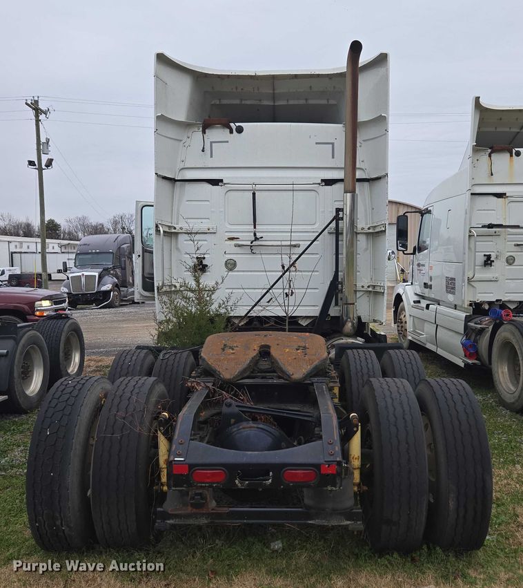image for item DU2546 2012 Volvo VNL semi truck