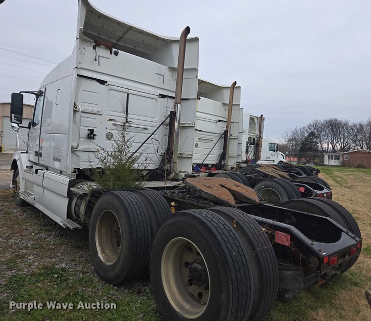 image for item DU2546 2012 Volvo VNL semi truck