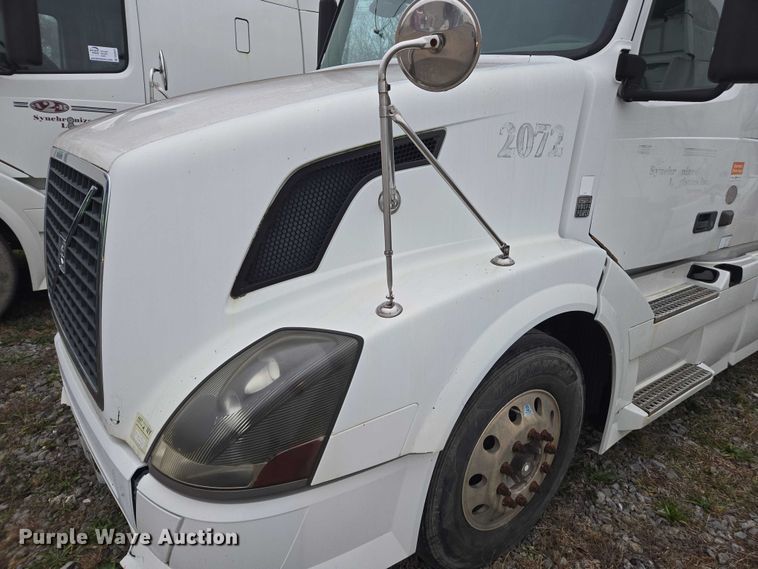 image for item DU2546 2012 Volvo VNL semi truck
