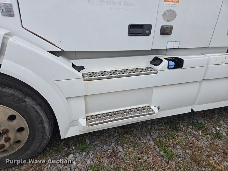 image for item DU2546 2012 Volvo VNL semi truck