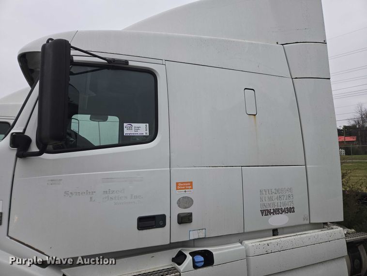 image for item DU2546 2012 Volvo VNL semi truck