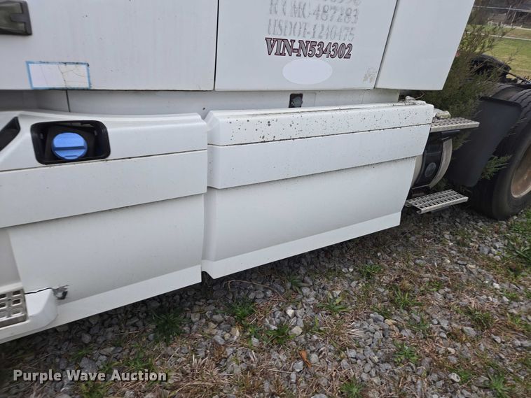 image for item DU2546 2012 Volvo VNL semi truck