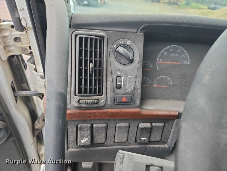 image for item DU2546 2012 Volvo VNL semi truck