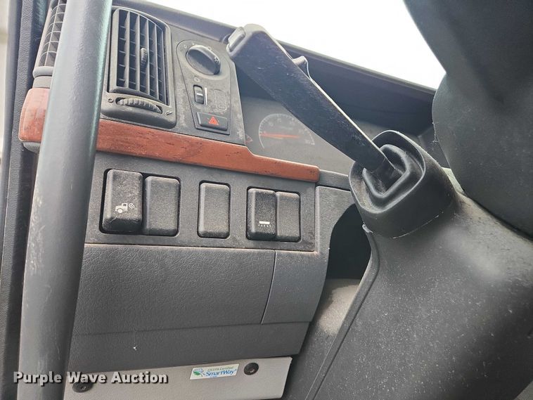 image for item DU2546 2012 Volvo VNL semi truck