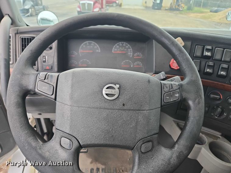 image for item DU2546 2012 Volvo VNL semi truck