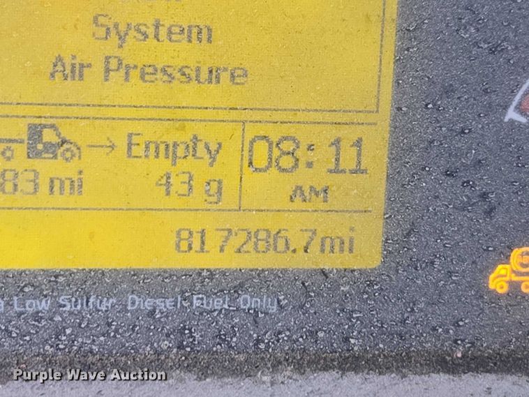 image for item DU2546 2012 Volvo VNL semi truck