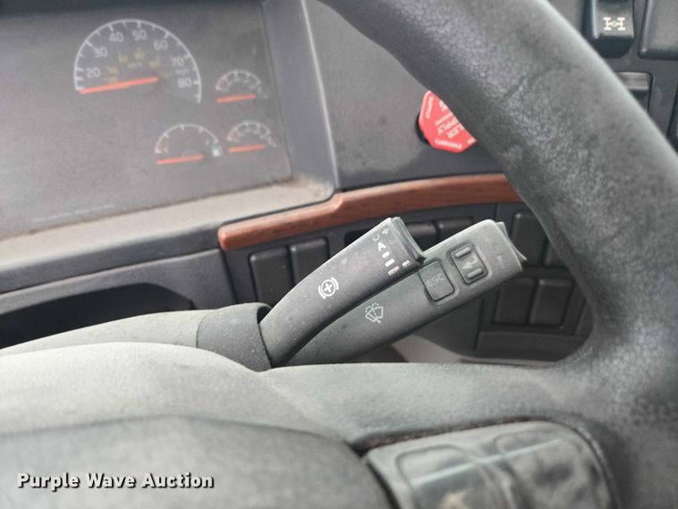 image for item DU2546 2012 Volvo VNL semi truck