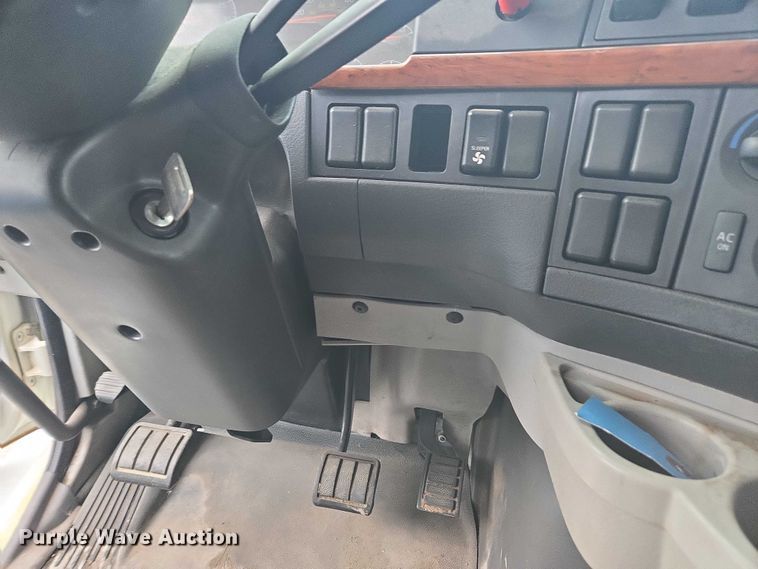 image for item DU2546 2012 Volvo VNL semi truck