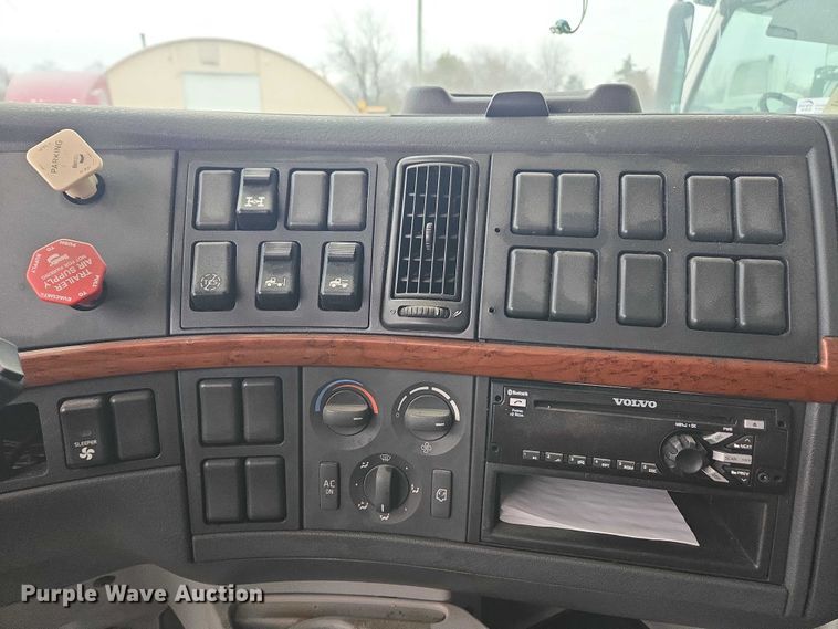 image for item DU2546 2012 Volvo VNL semi truck