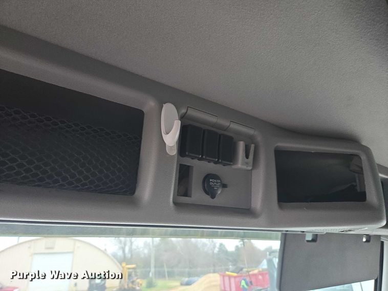 image for item DU2546 2012 Volvo VNL semi truck