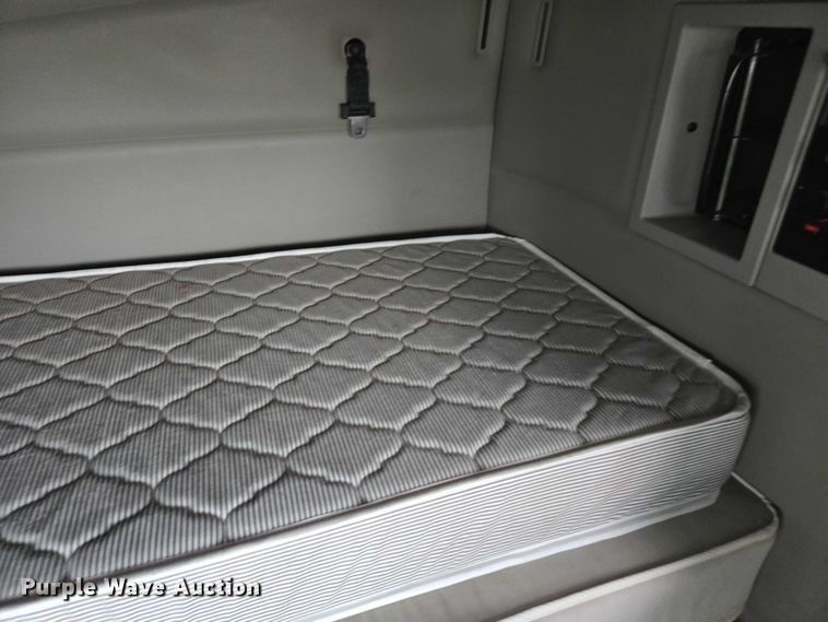 image for item DU2546 2012 Volvo VNL semi truck