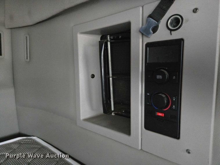 image for item DU2546 2012 Volvo VNL semi truck